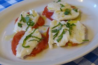 Tomate-Mozzarella mit Basilikum