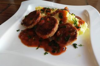 Jägerschnitzel mit Kartoffel-Parmesan-Stampf und Tomaten-Currysoße