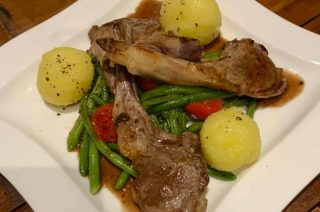 Lammkoteletts mit Bohnen und Klößen