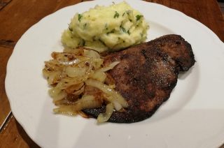 Kalbsleber mit Kartoffelstampf und Zwiebeln