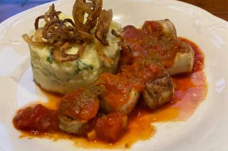 Currywurst mit Kartoffel-Basilikum-Stampf