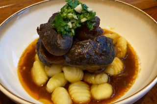 Geschmorte Kalbsbeinscheibe mit Gnocci und Gremolata