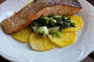 Lachsfilet mit gelbe Beete und Mangold