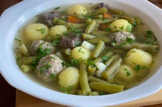 Grüne Bohnen mit Hack- und Kartoffelklößchen