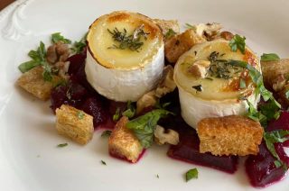 Rote Beete Salat mit gratiniertem Ziegenkäse
