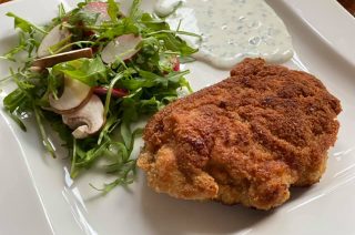 Backhendl mit Salat und Kräuterschmand