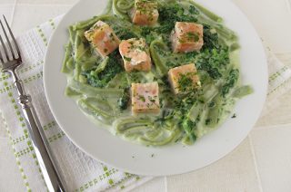 Bandnudeln mit Lachs und Spinat