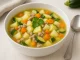 Zucchinieintopf mit Putenhack, Kartoffeln, Möhren und Zucchini in einer Suppenschüssel serviert