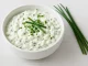 Cremiger Gemüse-Dip mit Quark, Hüttenkäse und Kräutern in einer weißen Schale, serviert