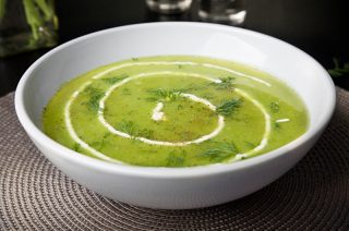 Erbsencremesuppe mit Dill