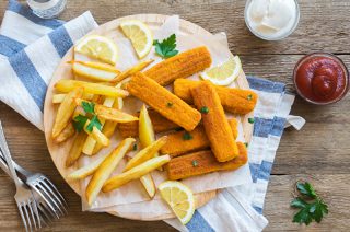 Fischstäbchen und Pommes