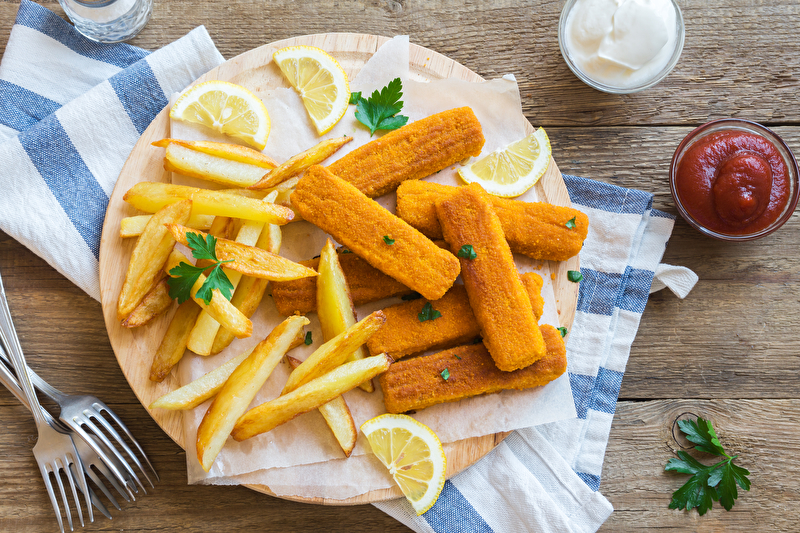 Fischstäbchen und Pommes