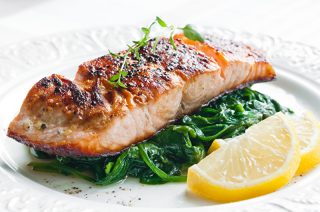 Lachsfilet mit Kräuterspinat