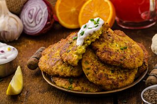 Zucchinipuffer mit Kräuterdip