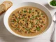 Jägersuppe mit Pilzen, Speck und Petersilie in weißem Teller serviert