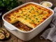 Griechische Moussaka mit Auberginen, Hackfleisch und Béchamelsoße, goldbraun überbacken in Auflaufform