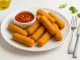 Knusprige Mozzarella-Sticks mit goldbrauner Panade, serviert mit würziger Tomatensauce als Dip auf hellem Teller