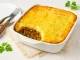 Shepherd’s Pie mit Hackfleisch, Gemüse und Kartoffelpüree in einer Auflaufform goldbraun überbacken