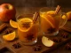 Heiße Tasse Apfel-Zimt-Punsch mit Orangenscheiben, Zimtstange und Sternanis auf Holztisch
